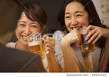 工作的人喝酒 44042829