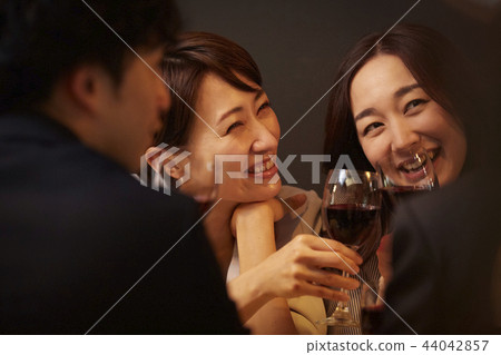 工作的人喝酒 44042857