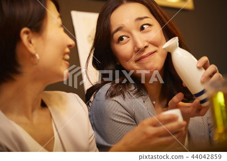 工作的人喝酒 44042859