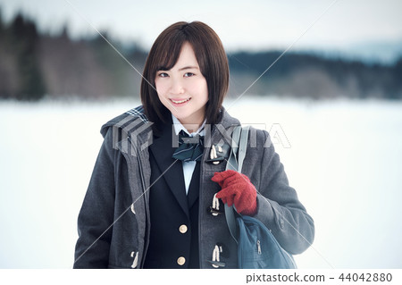 高中女孩在多雪的國家 44042880