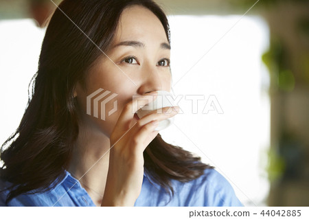 女人在一個房間裡喝酒 44042885