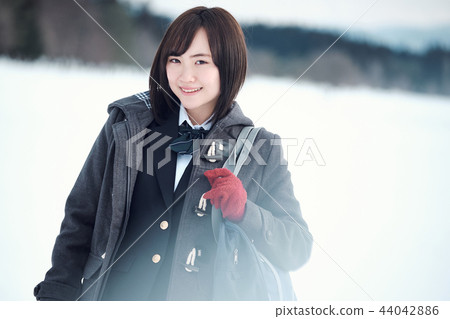 高中女孩在多雪的國家 44042886