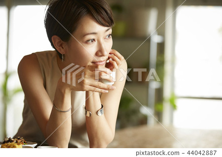 女人在一個房間裡喝酒 44042887