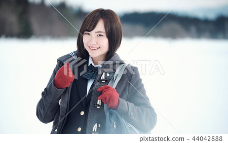 高中女孩在多雪的國家 44042888
