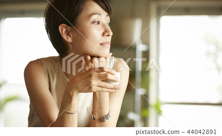 女人在一個房間裡喝酒 44042891