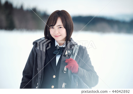 高中女孩在多雪的國家 44042892