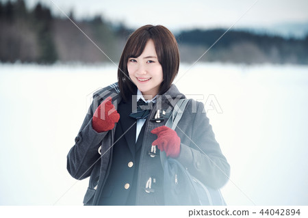 高中女孩在多雪的國家 44042894