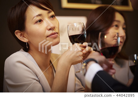 工作的人喝酒 44042895