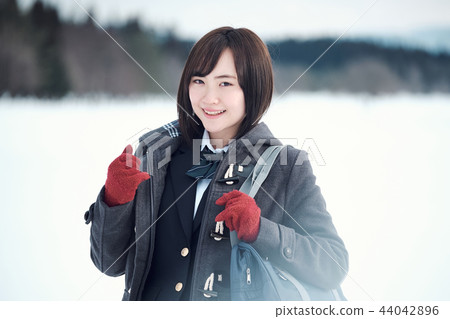 高中女孩在多雪的國家 44042896