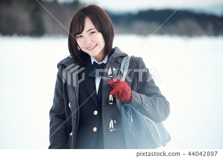 高中女孩在多雪的國家 44042897