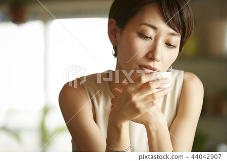 女人在一個房間裡喝酒 44042907