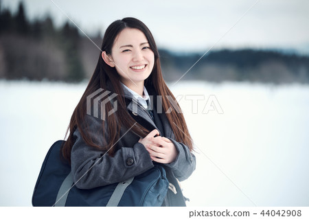 高中女孩在多雪的國家 44042908