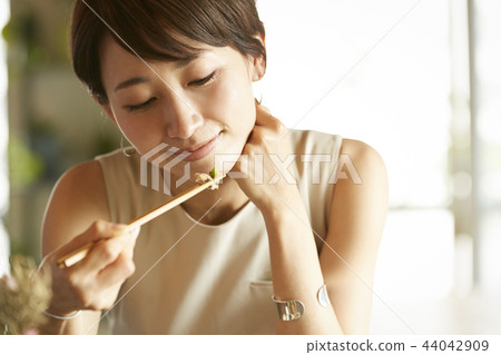 女人在一個房間裡喝酒 44042909