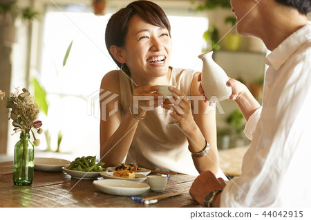 在房間裡喝酒的男人和女人 44042915