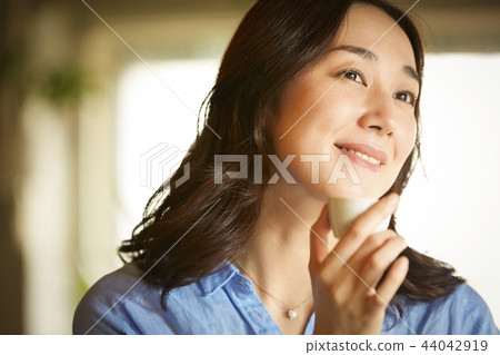 女人在一個房間裡喝酒 44042919