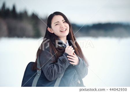 高中女孩在多雪的國家 44042930