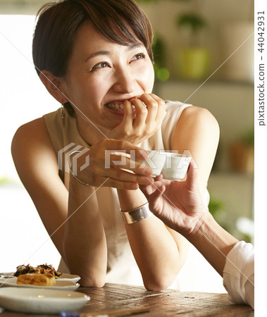 在房間裡喝酒的男人和女人 44042931