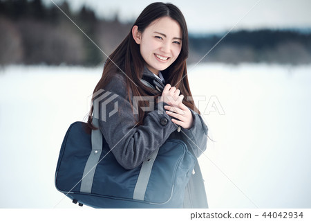 高中女孩在多雪的國家 44042934