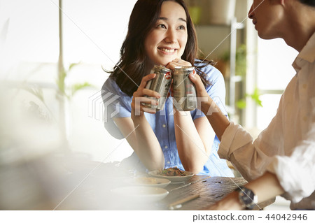 在房間裡喝酒的男人和女人 44042946