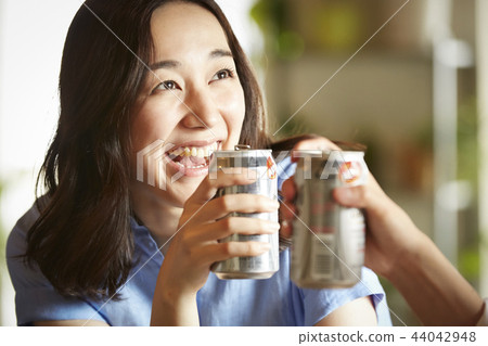 Men and women who drink alcohol in the room 44042948