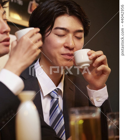 工作的人喝酒 工作的人喝酒 44042956