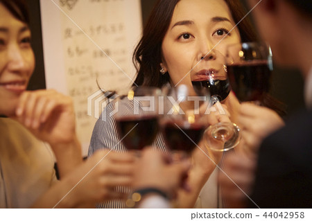 工作的人喝酒 工作的人喝酒 44042958