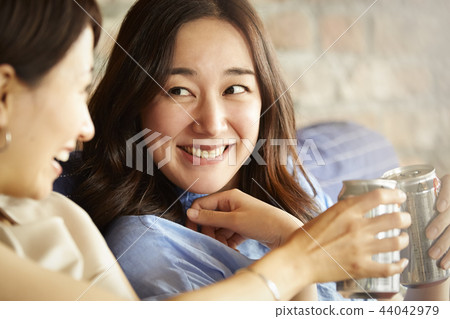 People enjoying a home party 44042979