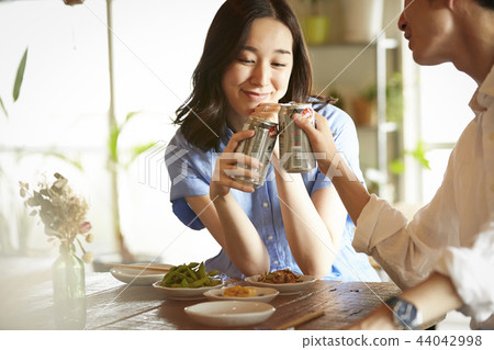 Men and women who drink alcohol in the room 44042998