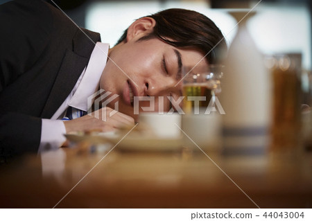 Working people drinking alcohol 44043004