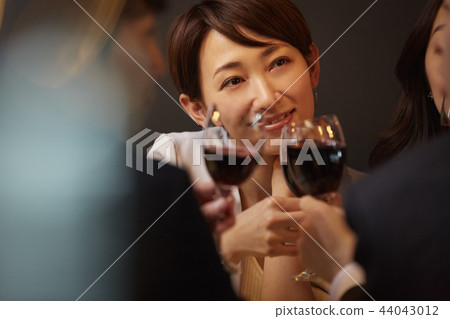 工作的人喝酒 工作的人喝酒 44043012
