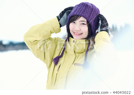 滑雪勝地的女人 44043022