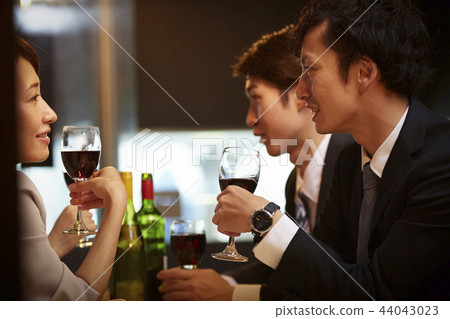 工作的人喝酒 工作的人喝酒 44043023