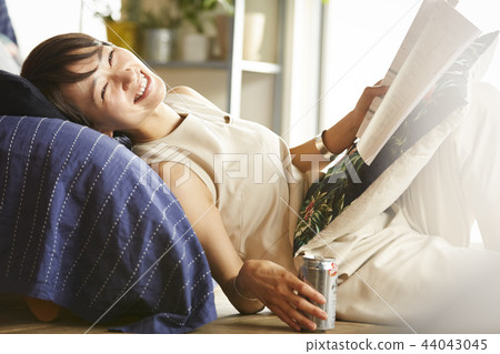 女人在一個房間裡喝酒 44043045
