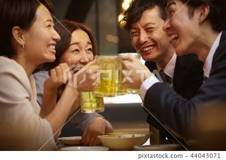 工作的人喝酒 44043071