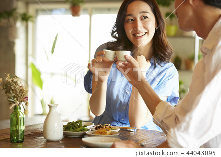 Men and women who drink alcohol in the room Men and women who drink alcohol in the room 44043095