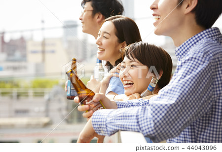人們享受家庭聚會 人們享受家庭聚會 44043096
