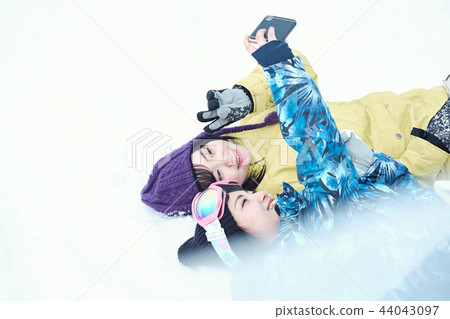 滑雪勝地的女人 44043097