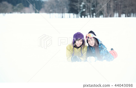 滑雪勝地的女人 滑雪勝地的女人 44043098