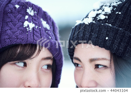 Ski resort woman 44043104