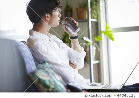 Men drinking alcohol in the room 44043125