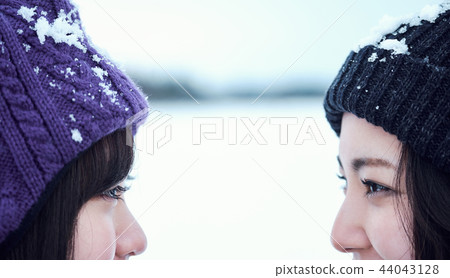 滑雪勝地的女人 44043128
