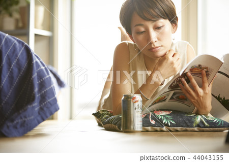 女人在一個房間裡喝酒 女人在一個房間裡喝酒 44043155