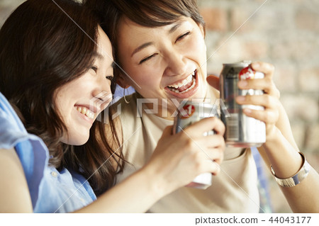 人們享受家庭聚會 人們享受家庭聚會 44043177