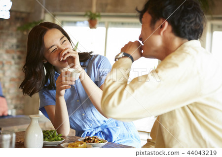 Men and women who drink alcohol in the room Men and women who drink alcohol in the room 44043219
