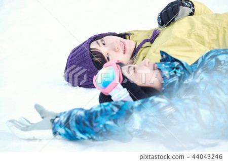 Ski resort woman 44043246