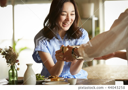 A couple giving gifts 44043258