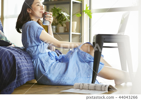女人在一個房間裡喝酒 44043266