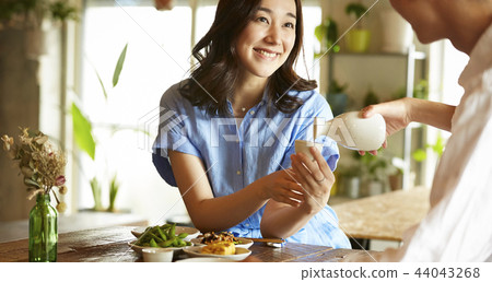 Men and women who drink alcohol in the room Men and women who drink alcohol in the room 44043268