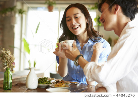 在房間裡喝酒的男人和女人 在房間裡喝酒的男人和女人 44043270