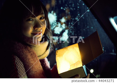 有禮物的女人 有禮物的女人 44043271